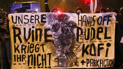 Mit einen Transparent, auf der die Aufschrift "Unsere Ruine kriegt ihr nicht" zu sehen ist, demonstrieren Fans des abgebrannten "Golden Pudel Clubs" im Stadtteil St.Pauli in Hamburg für den Wiederaufbau des Szeneclubs.