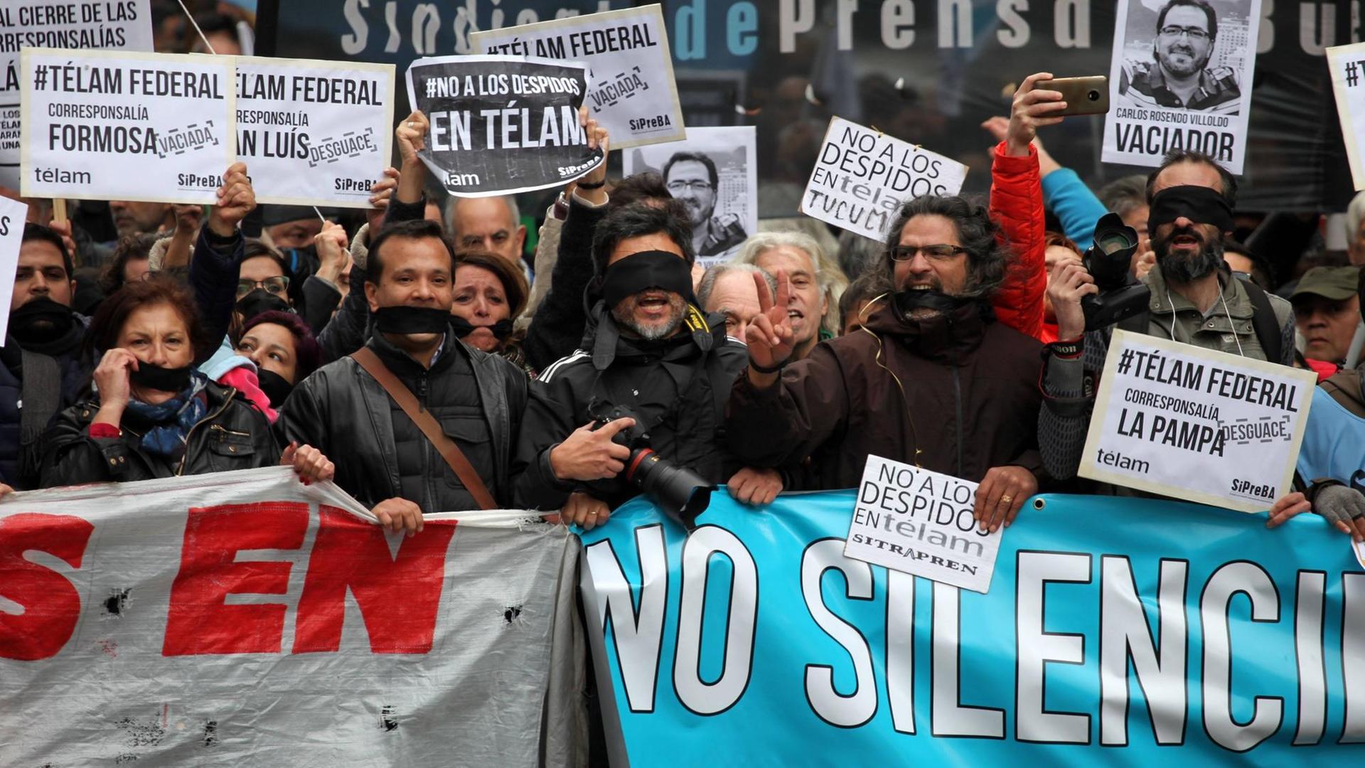 Argentinien, Demo gegen Entlassungen bei der Nationalen Nachrichtenagentur Télam in Buenos Aires July 5, 2018 - Buenos Aires, Buenos Aires, Argentina - Telam, Argentina s national news agency, created in 1945, has dismissed 357 employees, almost 40 percent of its total personnel. Today, press workers and dismissed employees held a protest in the Downtown. Buenos Aires Argentina PUBLICATIONxINxGERxSUIxAUTxONLY - ZUMAs180 20180705_zbp_s180_006 Copyright: xClaudioxSantistebanx