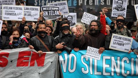 Argentinien, Demo gegen Entlassungen bei der Nationalen Nachrichtenagentur Télam in Buenos Aires July 5, 2018 - Buenos Aires, Buenos Aires, Argentina - Telam, Argentina s national news agency, created in 1945, has dismissed 357 employees, almost 40 percent of its total personnel. Today, press workers and dismissed employees held a protest in the Downtown. Buenos Aires Argentina PUBLICATIONxINxGERxSUIxAUTxONLY - ZUMAs180 20180705_zbp_s180_006 Copyright: xClaudioxSantistebanx