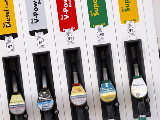 Zapfsäulen an einer Tankstelle