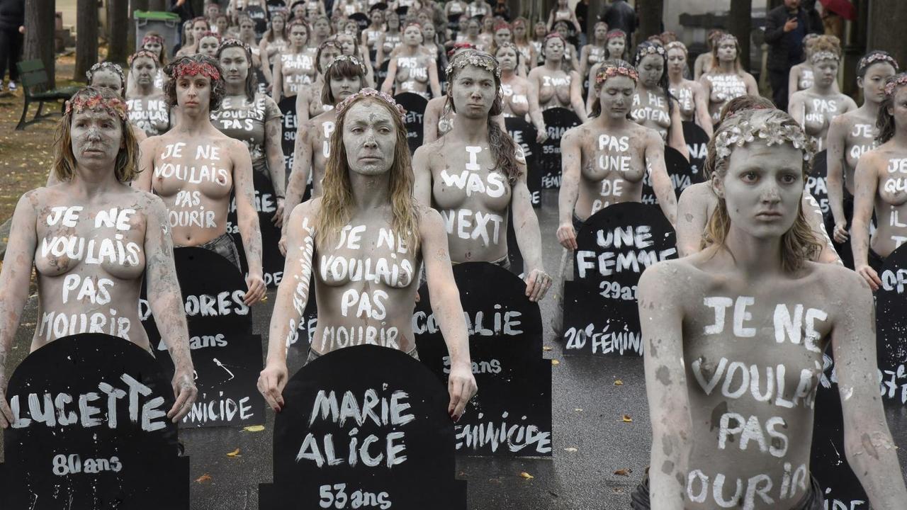 Weiss geschminkte Femen Aktivistinnen mit nacktem Oberkörper halten auf dem Friedhof Montparnasse in Paris Grabschilder von Frauen in den Händen, die durch Männergewalt gestorben sind. Jedes Grabschild zeigt den Namen und das Alter der Frau, die durch ihren Partner oder Ex-Partner ermordet worden ist. Eine Demonstration am 5. Oktober 2019.