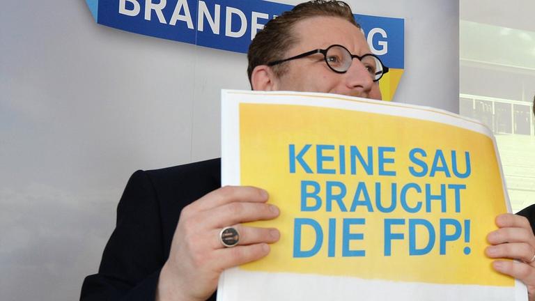 Brandenburgs FDP-Chef Gregor Beyer (l.) und Fraktionschef Andreas Büttner stellen in Potsdam die Wahlkampagne der FDP vor.