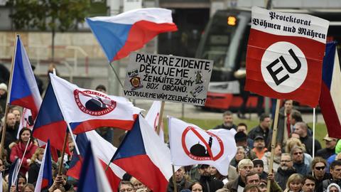 Teilnehmer einer Demonstration in Prag gegen die Aufnahme von Flüchtlingen und eine angebliche Islamisierung Europas am 29.10.2015.