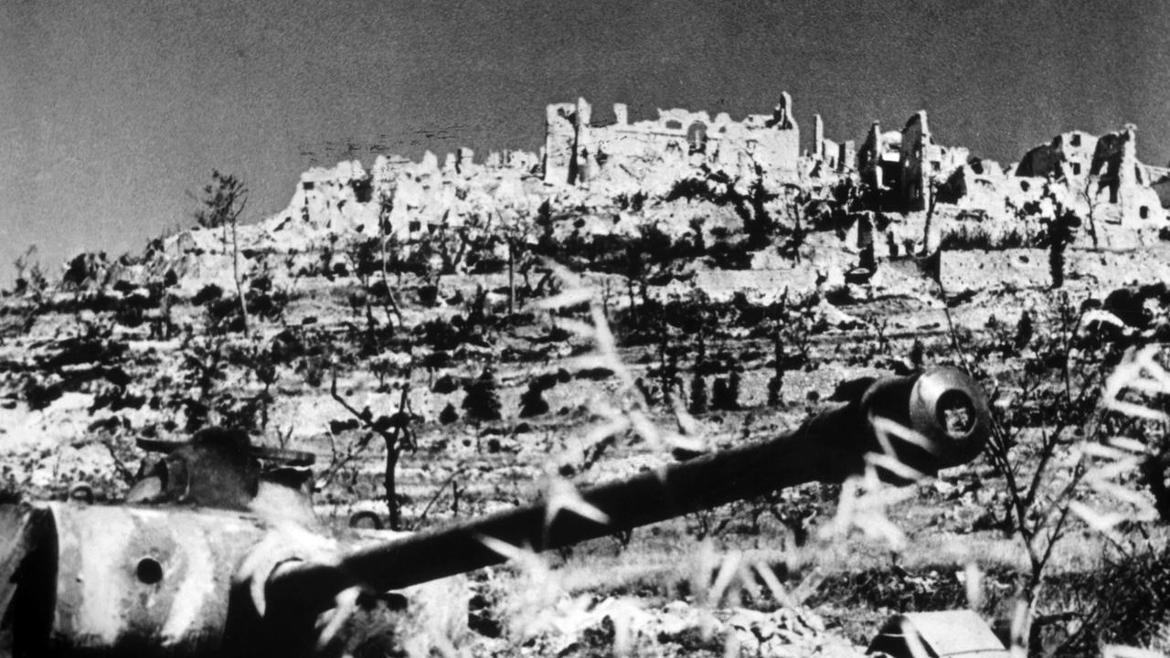 Ein Schwarz-Weiß-Foto zeigt einen US-Panzer vor der Ruine des Benediktinerklosters Montecassino