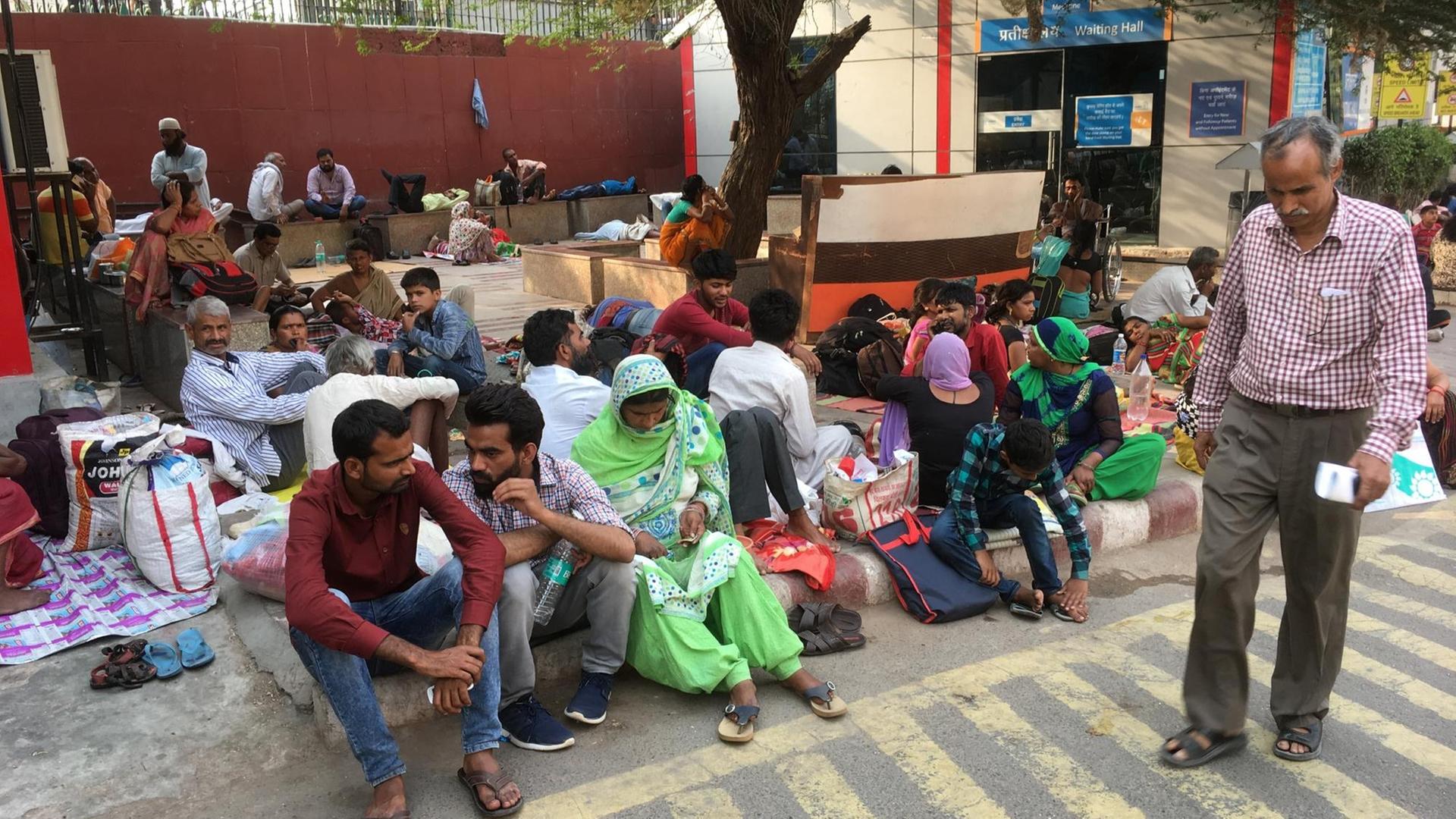Wartende vor der Wartehalle des All India Institute of Medical Sciences in Neu-Delhi. Rund 13.000 Patienten werden hier täglich behandelt. Und draußen warten noch mehr.