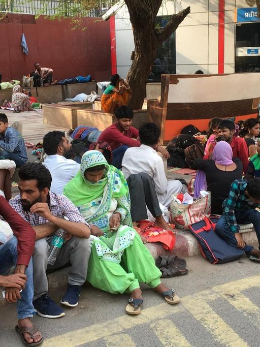 Wartende vor der Wartehalle des All India Institute of Medical Sciences in Neu-Delhi. Rund 13.000 Patienten werden hier täglich behandelt. Und draußen warten noch mehr.