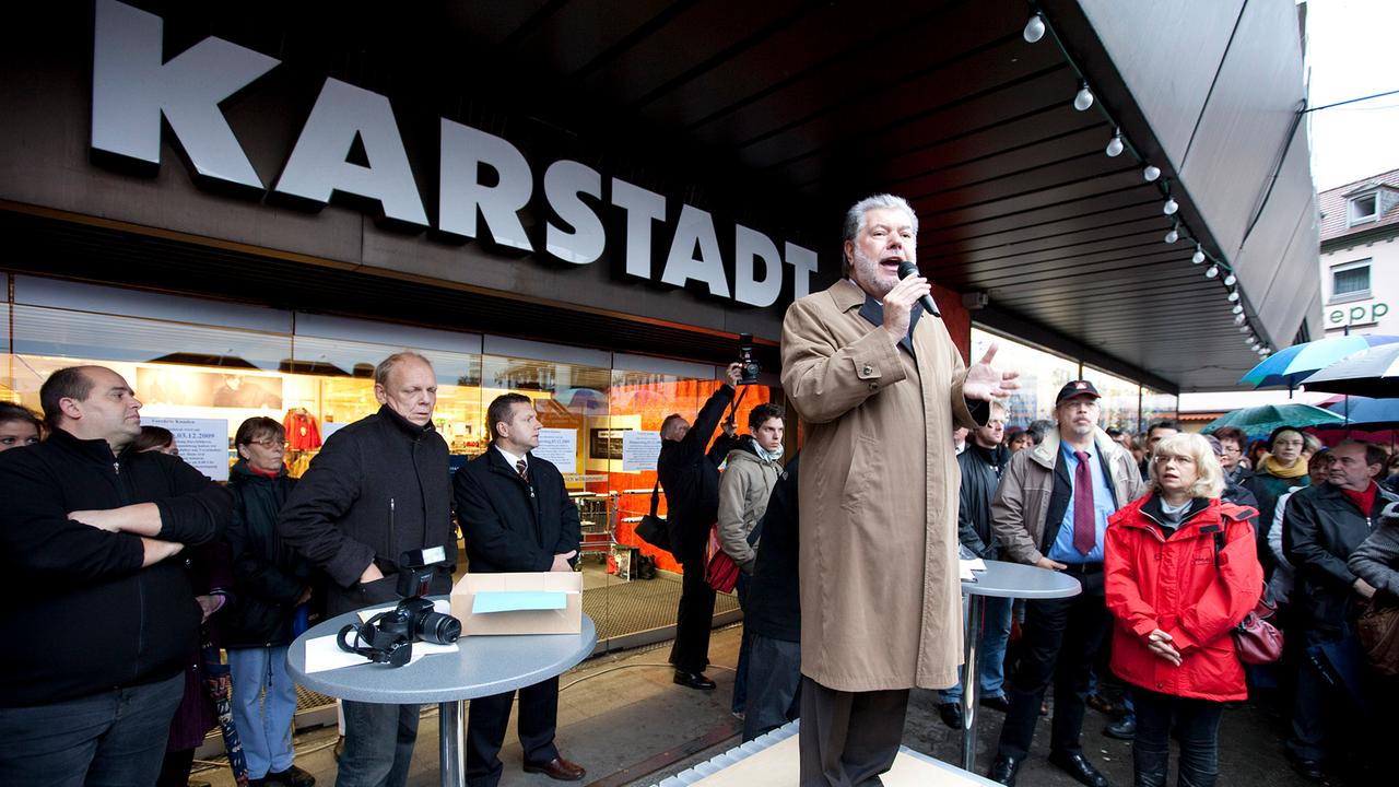 Dezember 2009: Der damalige rheinland-pfälzische Ministerpräsident Kurt Beck spricht bei einer Demonstration vor dem Karstadt-Warenhaus.