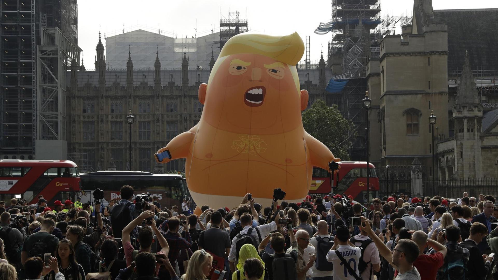 Vor dem Parlament in London steigt aus Protest gegen den Besuch des US-Präsidenten ein aufgeblasenes Trump-Baby in Windeln in die Höhe.