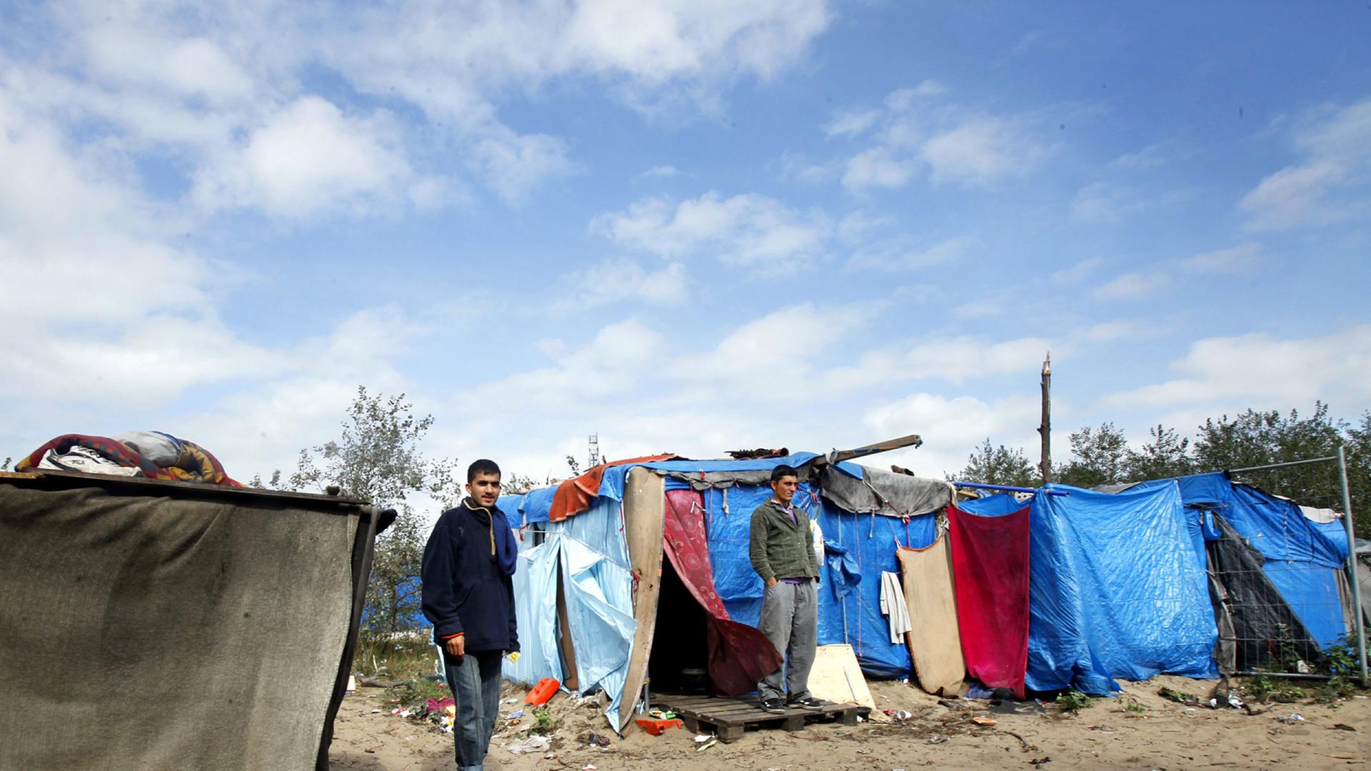 Afghanische Flüchtlinge am 17. September 2009 in einem improvisierten Lager in der Nähe von Calais in Frankreich.
