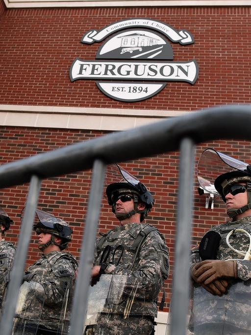 Truppen der Nationalgarde vor dem Polizeirevier in der Stadt Ferguson.