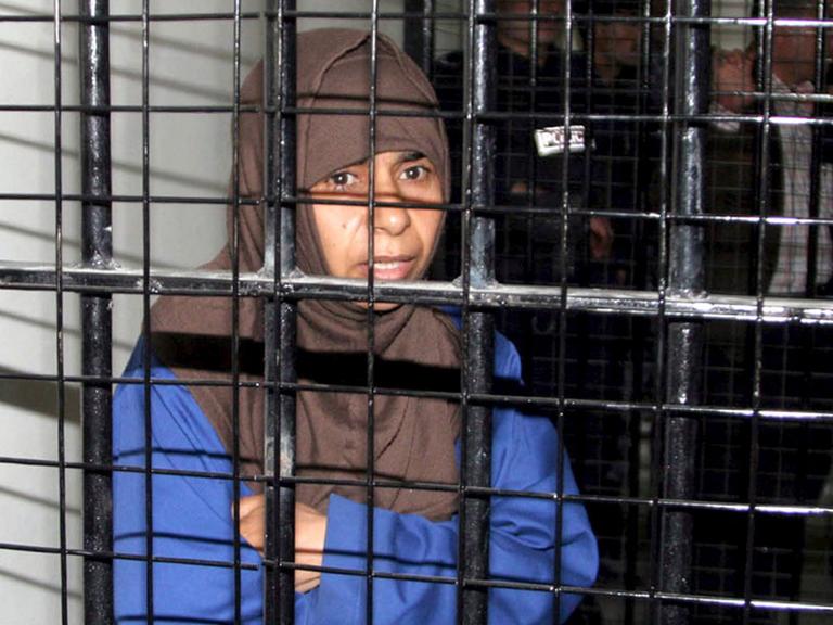 Die Terroristin Sadschida al-Rischawi steht in einer Gefängniszelle.