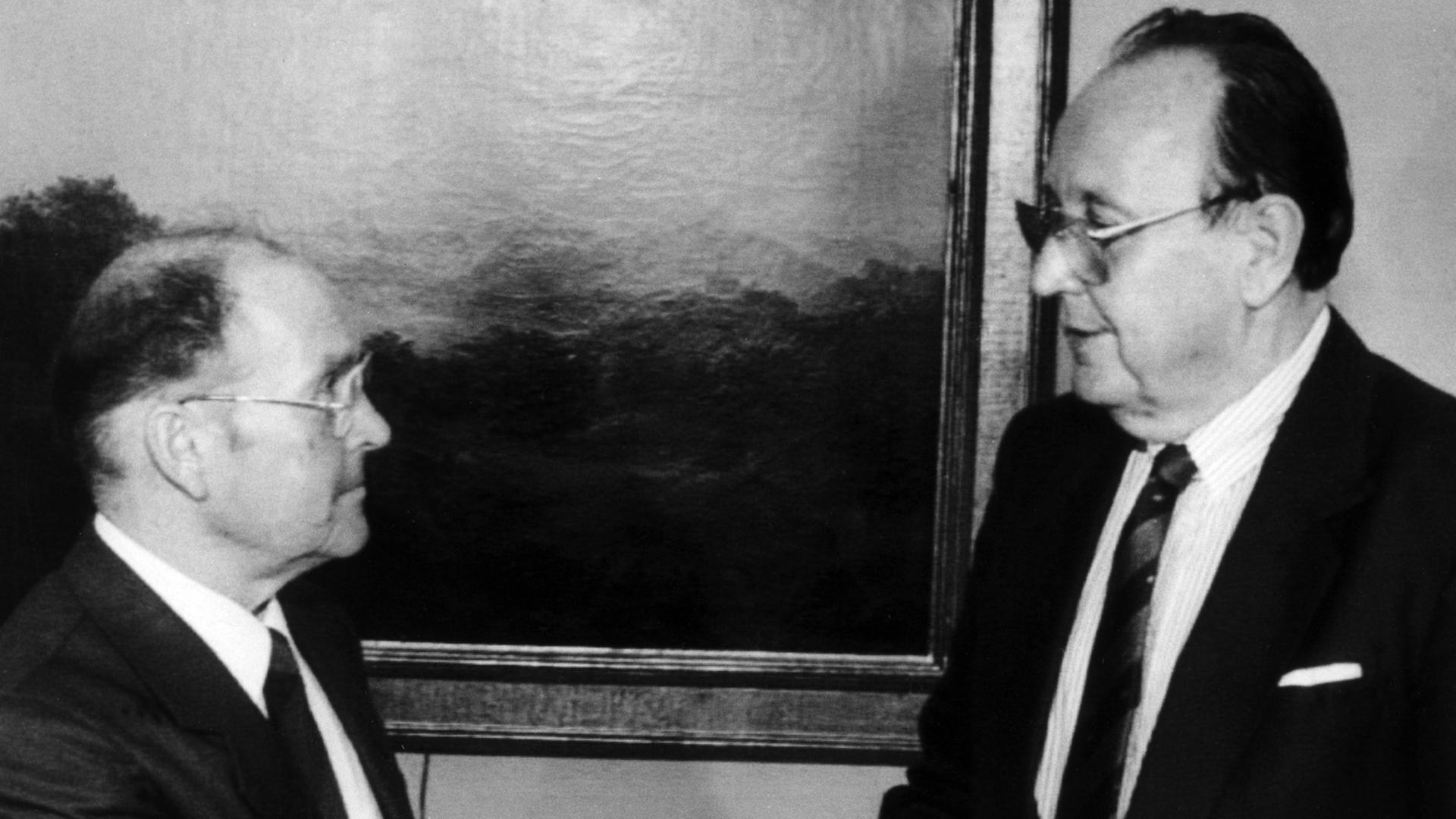 Bundesaußenminister Hans-Dietrich Genscher (r) und DDR-Außenminister Oskar Fischer (l) begrüßen sich per Handschlag am Rande der UNO-Vollversammlung am 27.09.1989 Bundesaußenminister Hans-Dietrich Genscher (r) und DDR-Außenminister Oskar Fischer (l) begrüßen sich per Handschlag am Rande der UNO-Vollversammlung am 27.09.1989