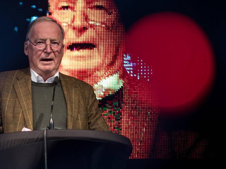 Alexander Gauland (AfD) hält im September 2017 bei einer AfD-Wahlkampfkundgebung in Magdeburg eine Rede