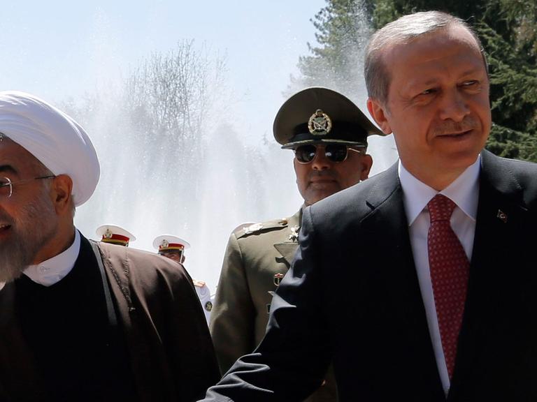 Der iranische Präsident Hassan Ruhani (l) und sein türkischer Amtskollege Recep Tayyip Erdogan, der in Teheran zu Besuch war.