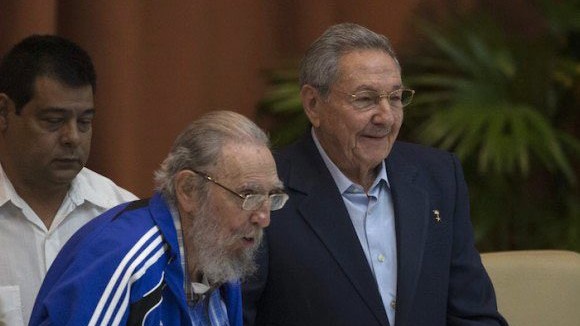 Sie sehen den früheren kubanischen Präsidenten Fidel Castro und seinen Bruder Raúl, der die Führung übernahm.