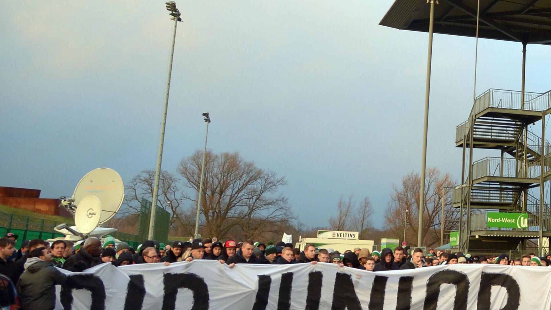 Trauermarsch im Gedenken an den verunglückten Wolfsburger Fußballspieler Junior Malanda am 11.1.2015 vor dem Wolfsburger Stadion.