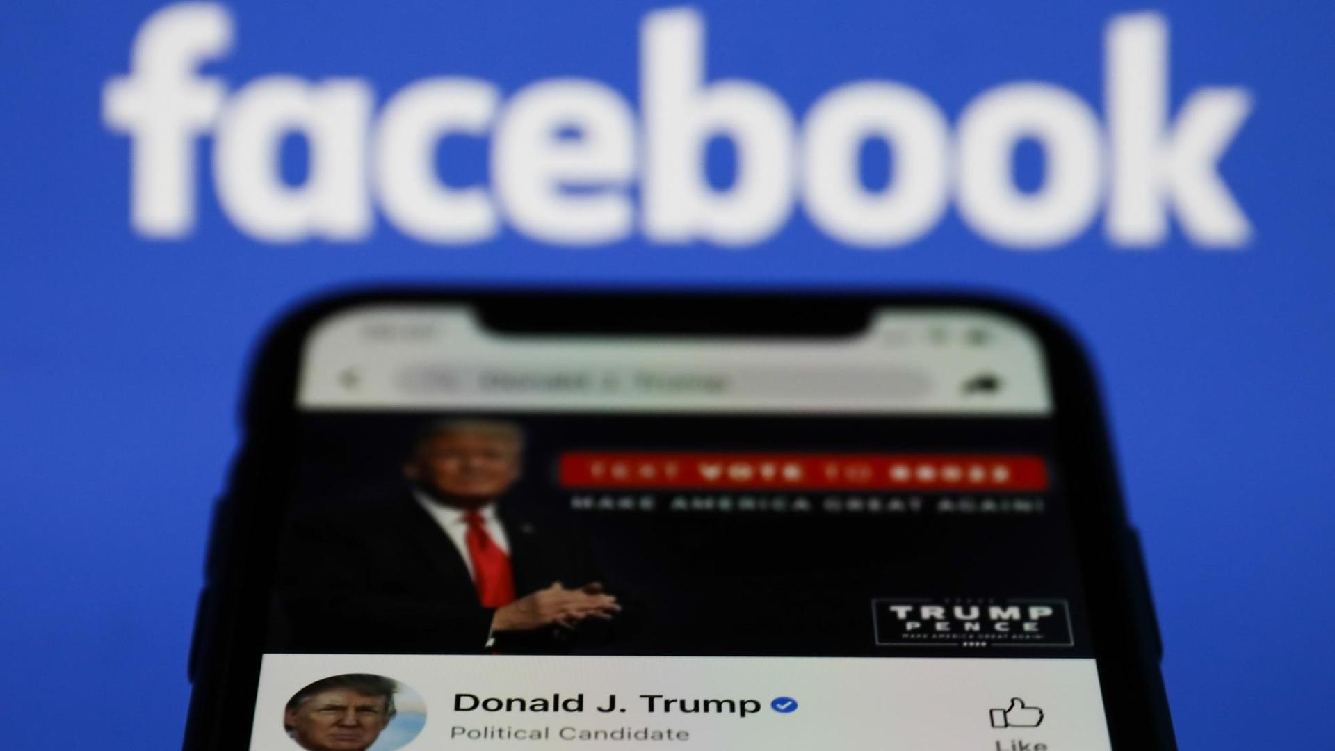 Ein Smartphone, auf dem Donald Trump's Facebook-Account zu sehen ist.
