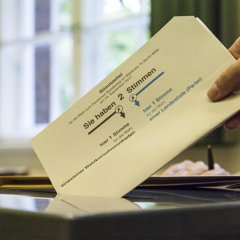 Eine Wählerin wirft bei der Bundestagswahl 2017 einen Stimmzettel in eine Urne