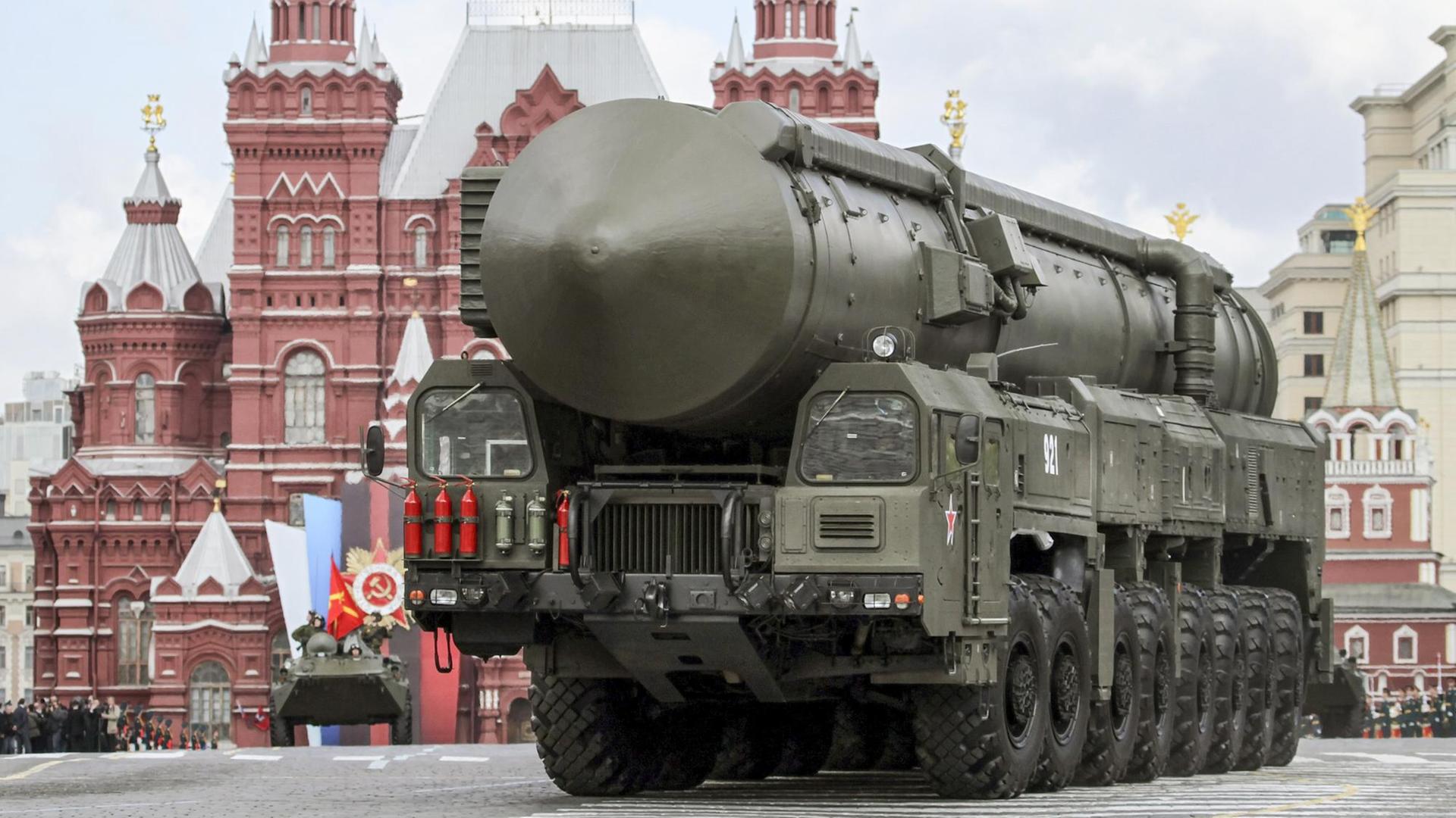 Eine moderne strategische russische Atomrakete vom Typ Topol-M fährt am 09.05.2011 bei der Militärparade zum Tag des Sieges über den Roten Platz.