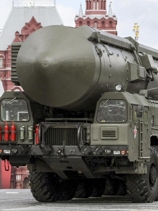 Russland zeigt eine Topol-M-Atomrakete auf dem Trainingsgelände in Alabino bei Moskau am 07.04.2010.