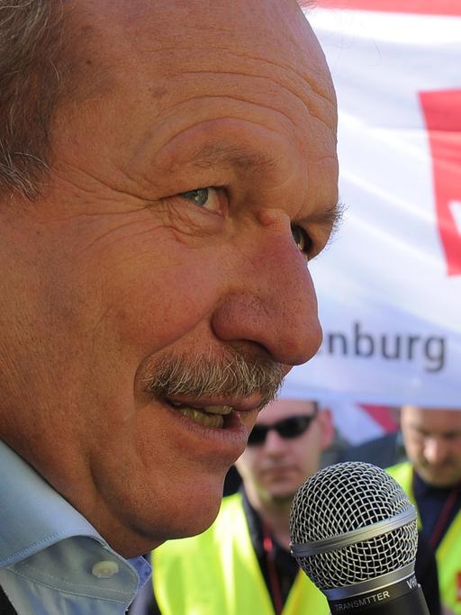 Verdi-Chef Frank Bsirske bei einer Kundgebung in Potsdam am 13.03.2014
