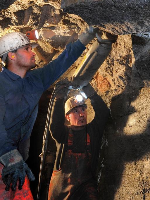 Bergleute im Abbau der Grube "Vereinigt Zwitterfeld zu Zinnwald" beim Abbau von Erzproben zur Analyse des Lithiumgehalts. (Archivbild)