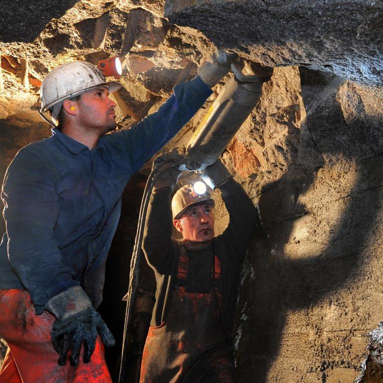 Bergleute im Abbau der Grube "Vereinigt Zwitterfeld zu Zinnwald" beim Abbau von Erzproben zur Analyse des Lithiumgehalts. (Archivbild)