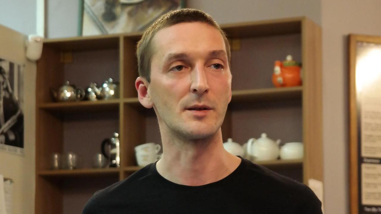 Der kasachische Dichter Pavel Bannikov ist Ende 30 und trägt ein motörhead-T-Shirt.