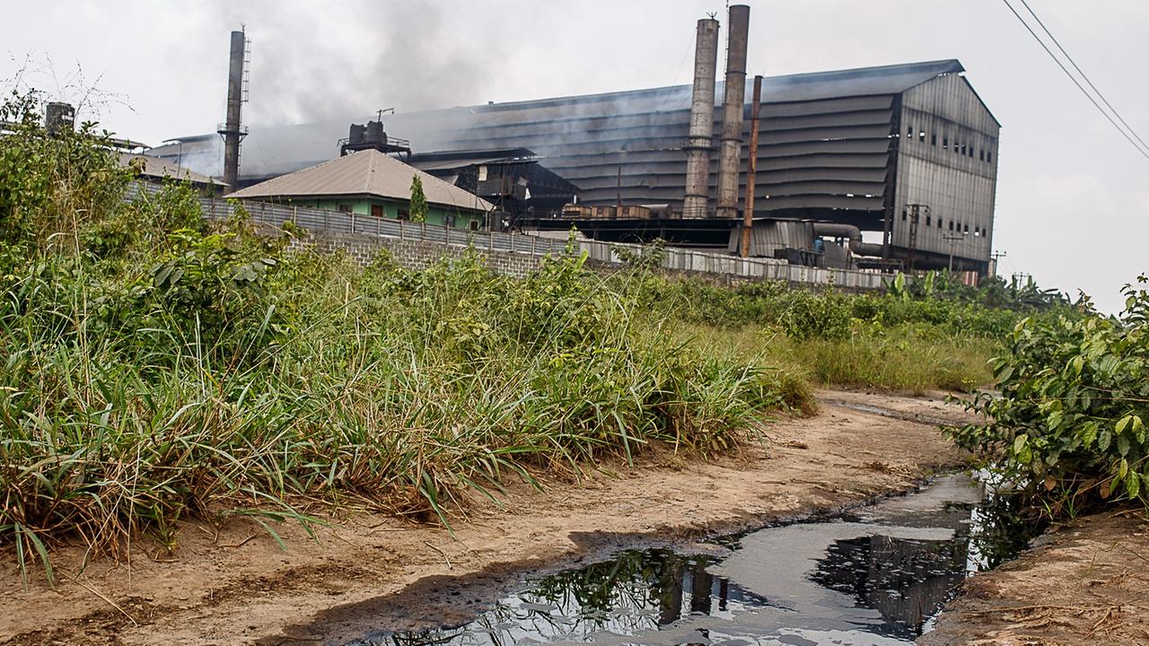 Fabrik eingerahmt vom Dorf und Fluss
