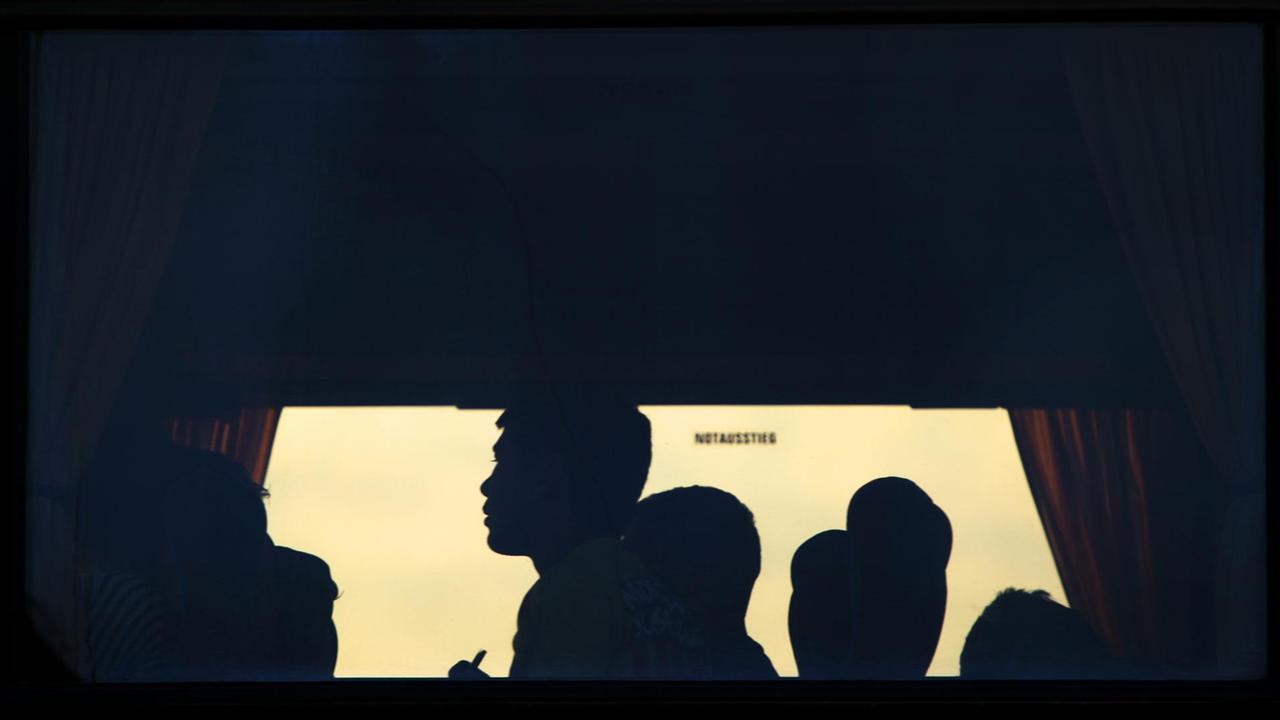 Ein Bus mit Flüchtlingen trifft in der Notunterkunft in einem ehemaligen Baumarkt in Heidenau ein.
