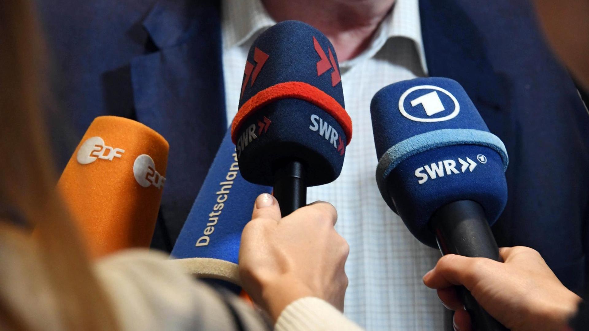 Mikrofone von ZDF, Deutschlandfunk und SWR, aufgenommen im großen Saal des Bundesverfassungsgerichts.