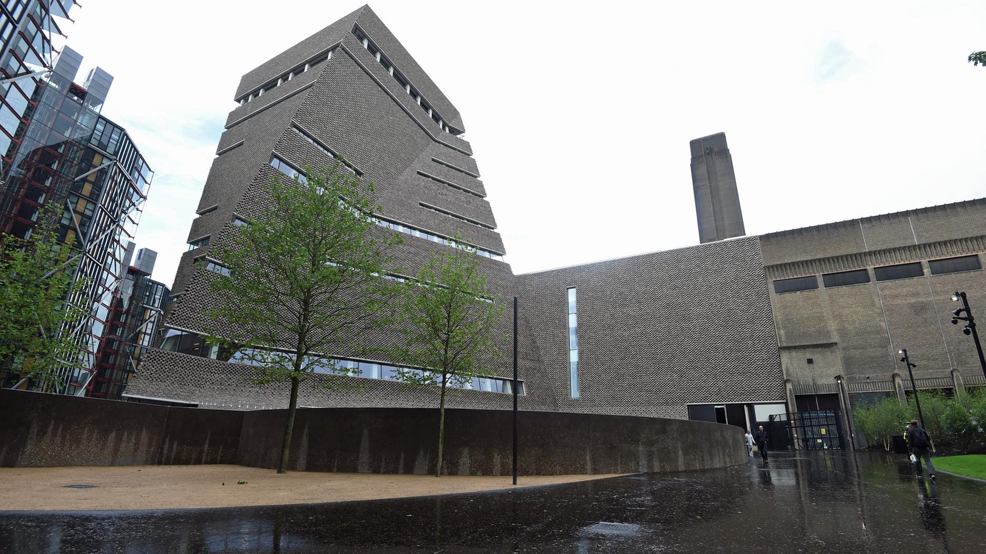 Passt sich farblich ans Londoner Regenwetter an: der Erweiterungsbau der Tate Modern von Herzog & de Meuron