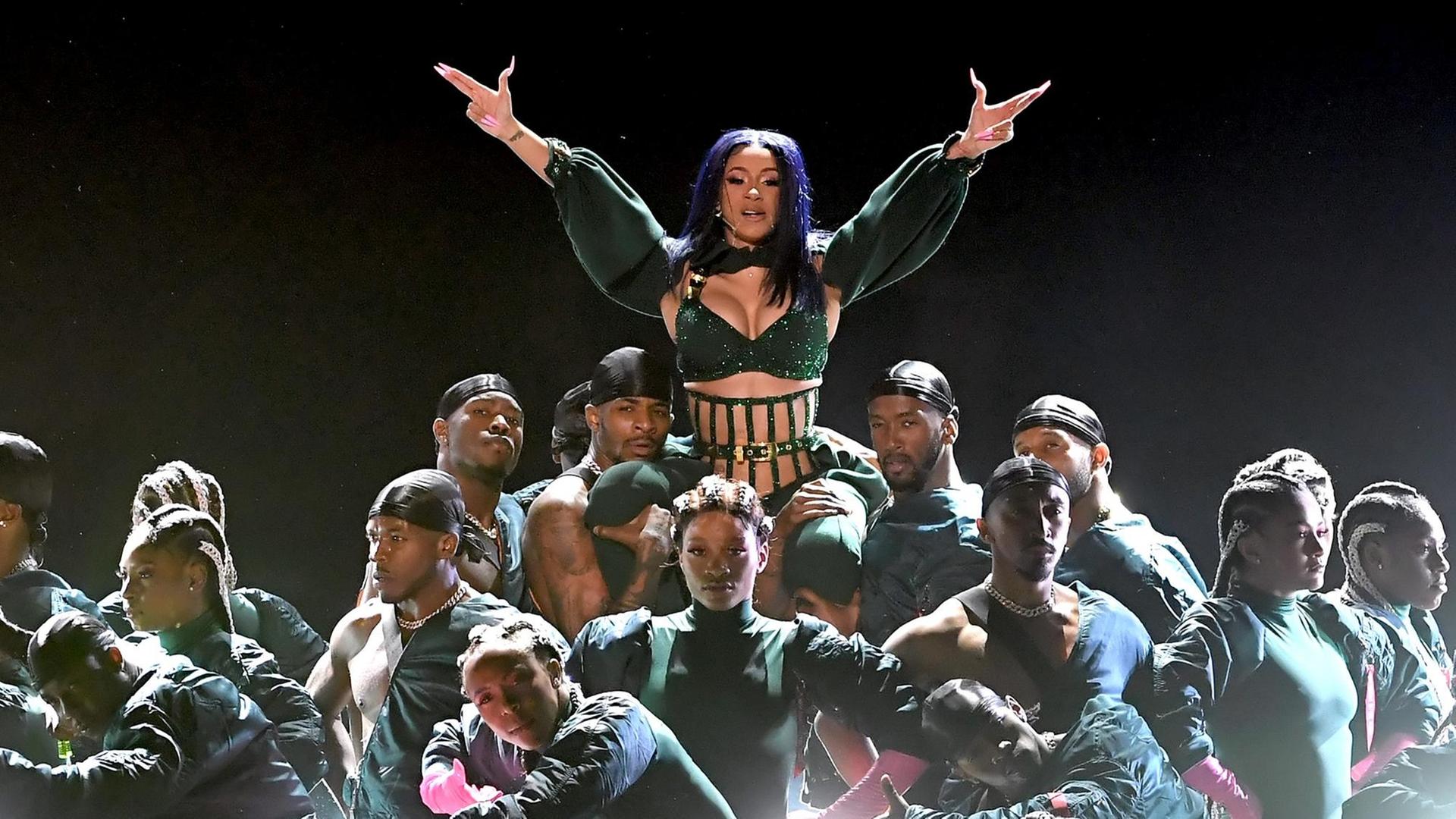 Cardi B Wirft Mikrofon Auf Eine Zuschauerin