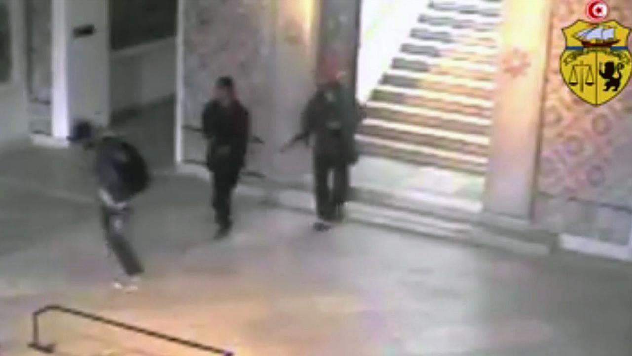 Ein vom tunesischen Innenministerium herausgegebenes Foto, dass Bewaffnete am 18. März 2015 im Bardo Museum in Tunis zeigt. Während der IS-Attacke wurden 25 Menschen getötet, darunter 20 ausländische Touristen.