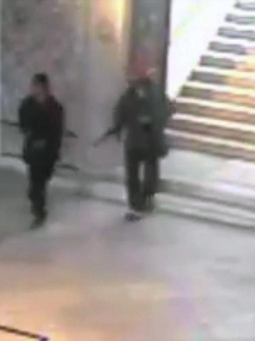 Ein vom tunesischen Innenministerium herausgegebenes Foto, dass Bewaffnete am 18. März 2015 im Bardo Museum in Tunis zeigt. Während der IS-Attacke wurden 25 Menschen getötet, darunter 20 ausländische Touristen.