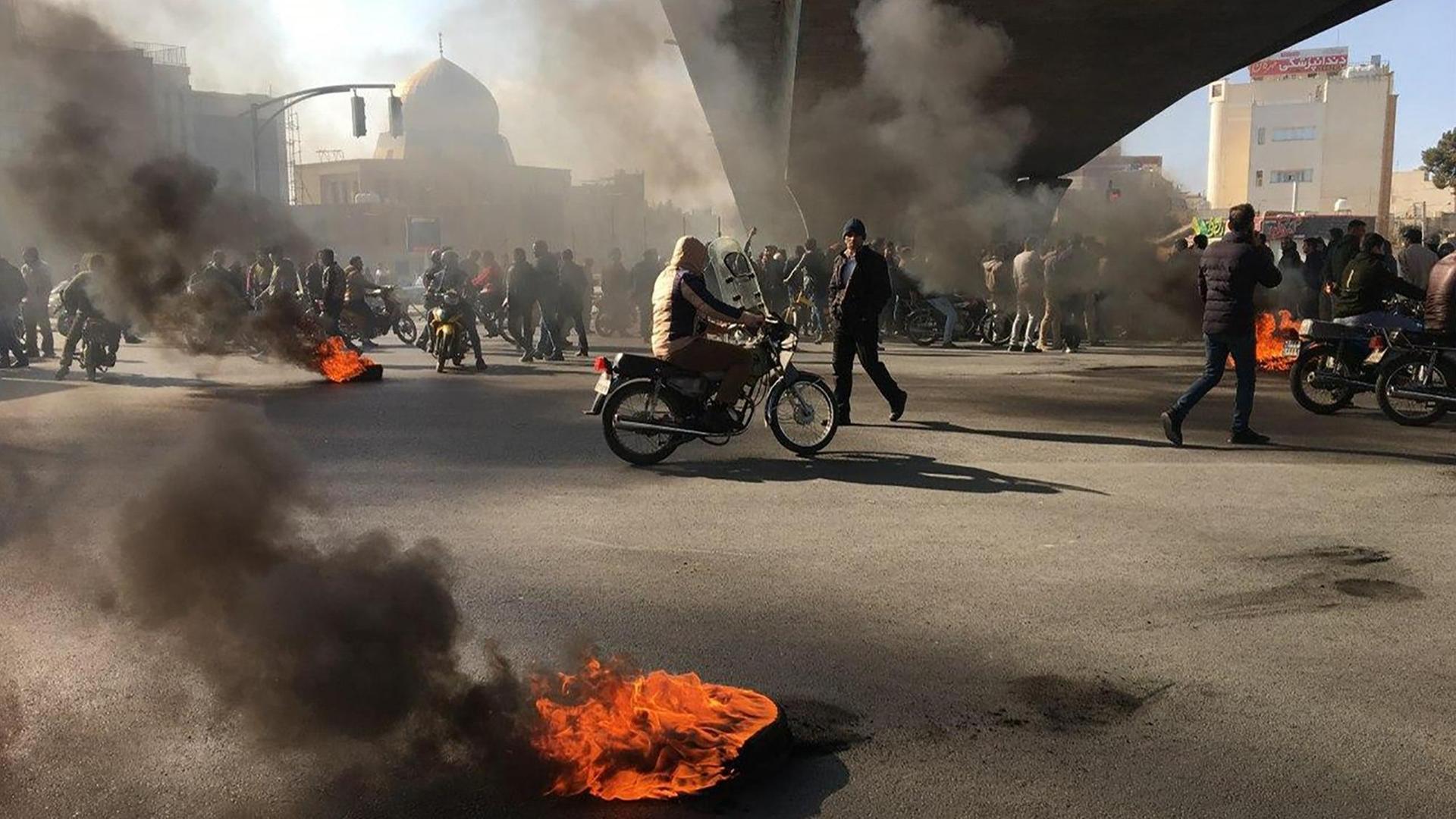 Protest mit brennenden Reifen in der iranischen Stadt Isfahan.