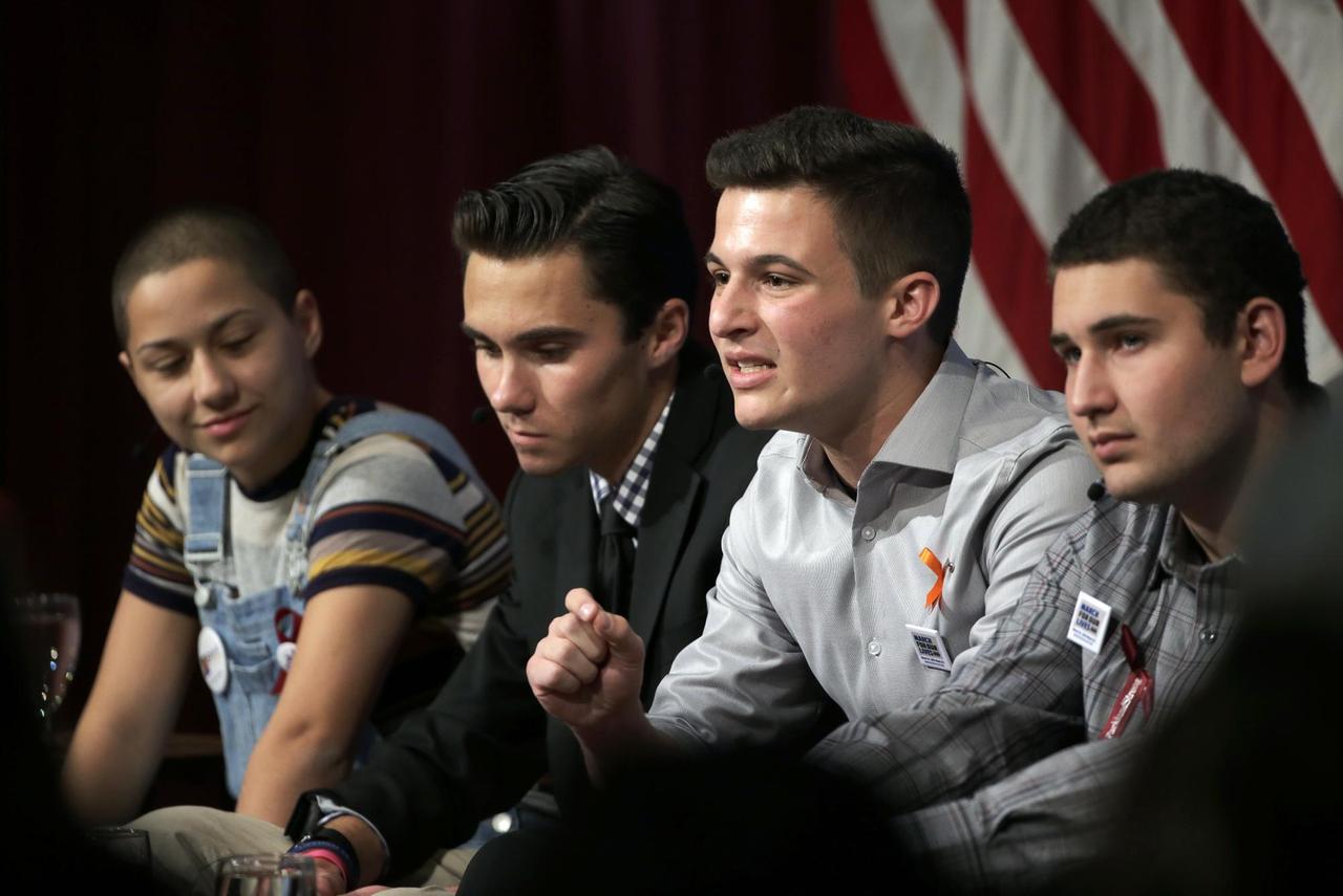 Die Stoneman-Douglas-High-Schüler Emma Gonzalez, David Hogg, Cameron Kasky und Alex Wind bei einer Diskussion über Waffen.
