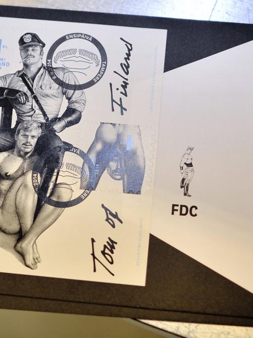 Eine Briefmarke mit einem Motiv des Zeichners Tom of Finland (1920-1991)