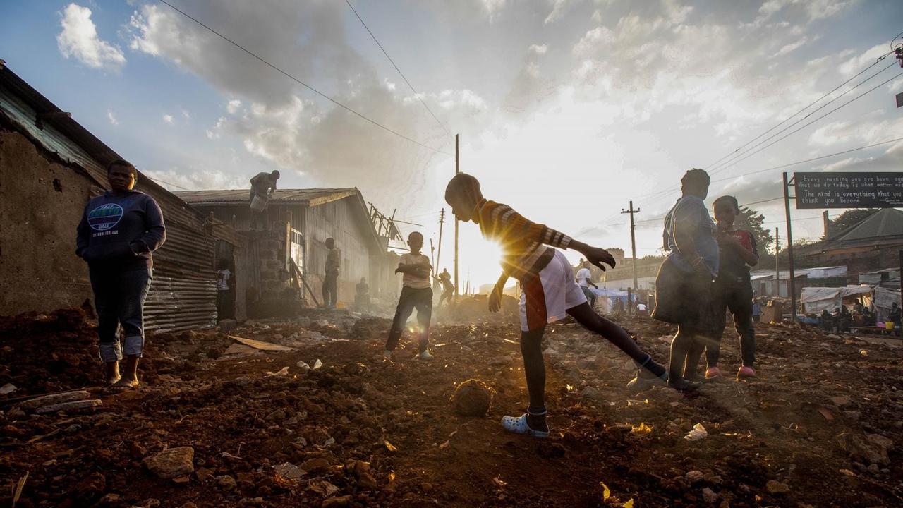 Ein paar Jungs spielen im März 2021 auf Nairobis Straßen mit einem zusammengeflickten Ball.