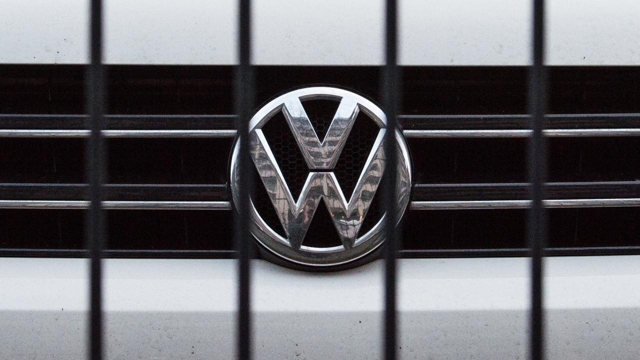 Das Bild zeigt das Logo des Autokonzerns VW.