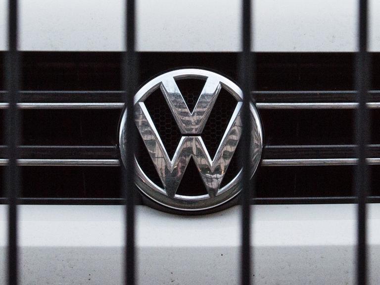 Das Bild zeigt das Logo des Autokonzerns VW.