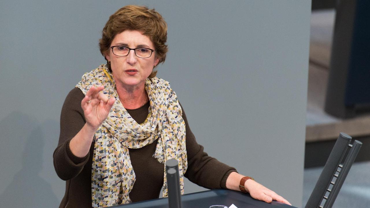 Britta Haßelmann (Bündnis 90/Die Grünen) spricht am Rednerpult im Bundestag