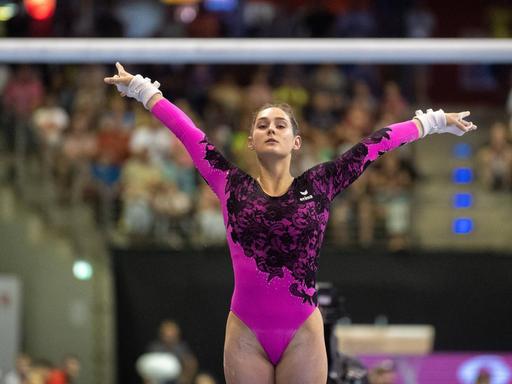 Turnerin Helene Schäfer am 04.08.2019 bei den Deutschen Meisterschaften im Geräteturnen (Finals 2019) im Finale am Stufenbarren.