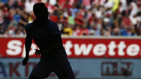 Ein Fußballspiel der 2. Bundesliga im Mai 2018. Im Hintergrund ist ein Werbebanner mit der Aufschrift Sportwetten zu lesen.