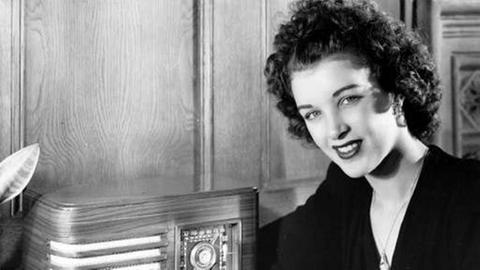 Miss America Venus Ramey dreht 1944 in Atlantic City an einem Radio