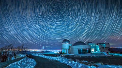 Sterne über dem modernen Cho Gyeong-chul Observatorium in Südkorea 