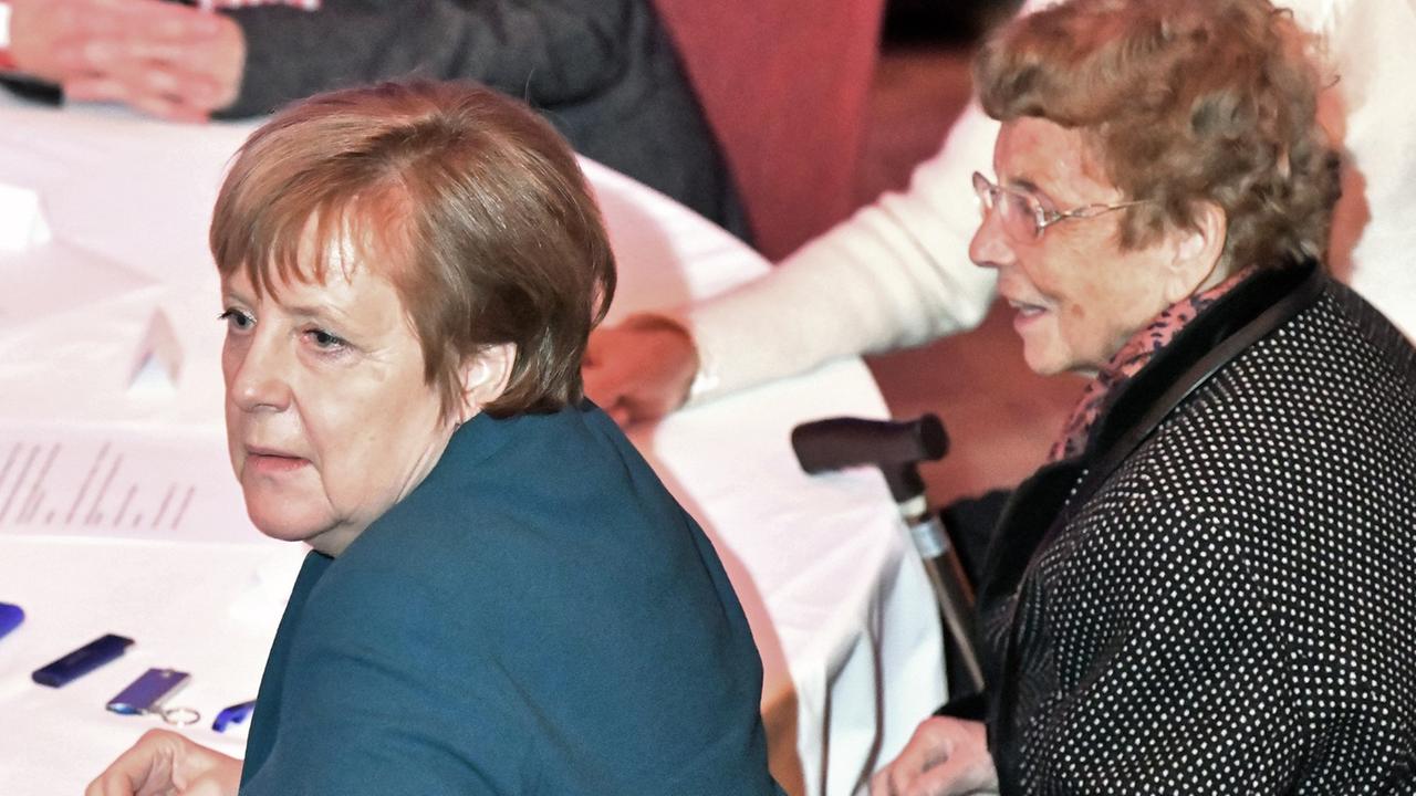 Angela Merkel und ihre Mutter Herlind Kasner sitzen am 8.2.2019 in Templin nebeneinander an einem Tisch. Angela Merkel und ihre Mutter Herlind Kasner sitzen am 8.2.2019 in Templin nebeneinander an einem Tisch.
