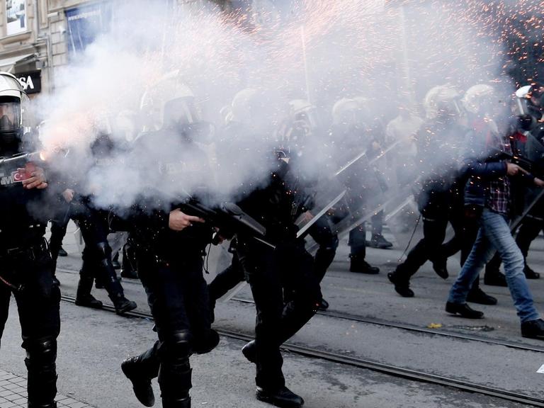 Bewaffnete und Uniformierte in Istanbul
