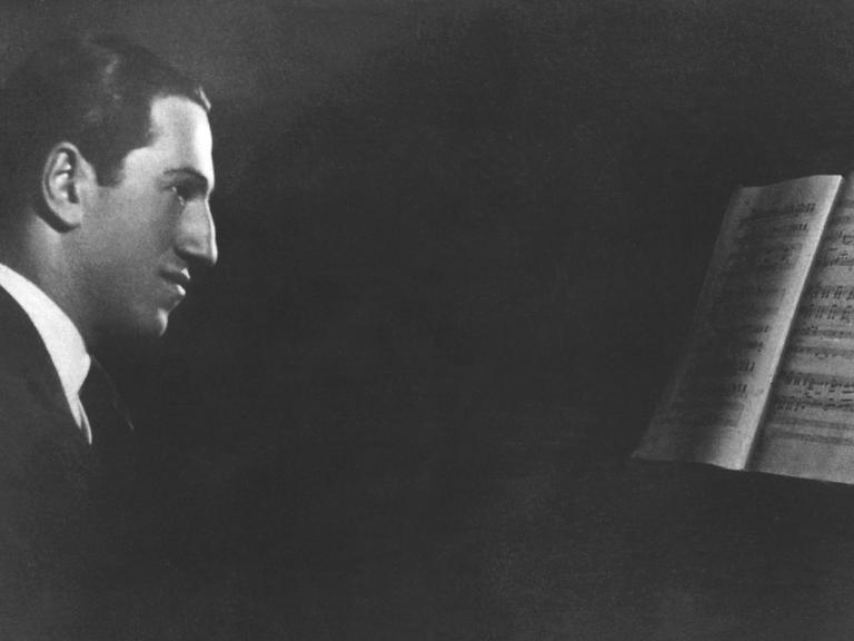 Der amerikanische Komponist und Pianist George Gershwin in einer undatierten Aufnahme.
