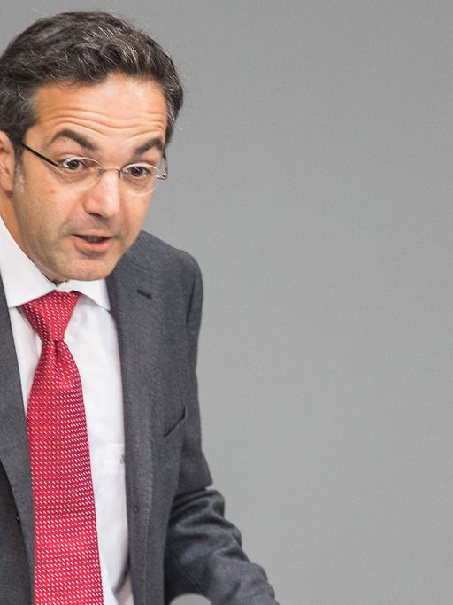 Schriftsteller Navid Kermani redet am 23.05.2014 im Bundestag in Berlin auf der Feierstunde anlässlich des 65. Jahrestages des Inkrafttretens des Grundgesetzes.